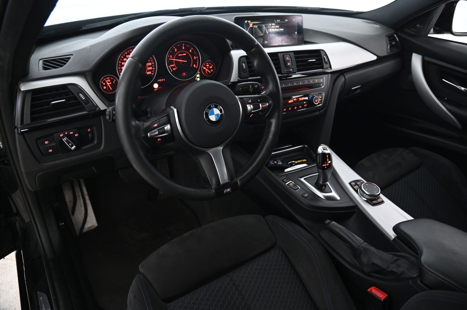 BMW 335 2015 F31 Touring 335d A xDrive M-Sport * Proffanavi / HarmanKardon / S-luukku / Sporttipenkit / Koukku * - Connected Drive / Musta sisäkattoverhoilu / Kangas-alcantara - HULLUT AVAJAISHULINAT KORKOTARJOUS 3,29 %