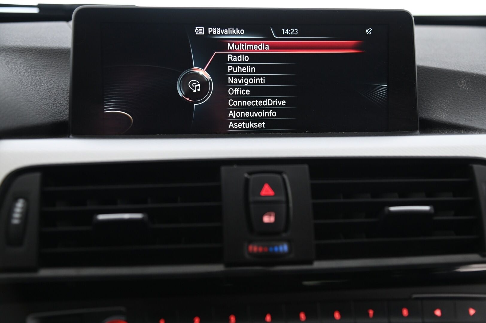 BMW 335 2015 F31 Touring 335d A xDrive M-Sport * Proffanavi / HarmanKardon / S-luukku / Sporttipenkit / Koukku * - Connected Drive / Musta sisäkattoverhoilu / Kangas-alcantara - HULLUT AVAJAISHULINAT KORKOTARJOUS 3,29 %