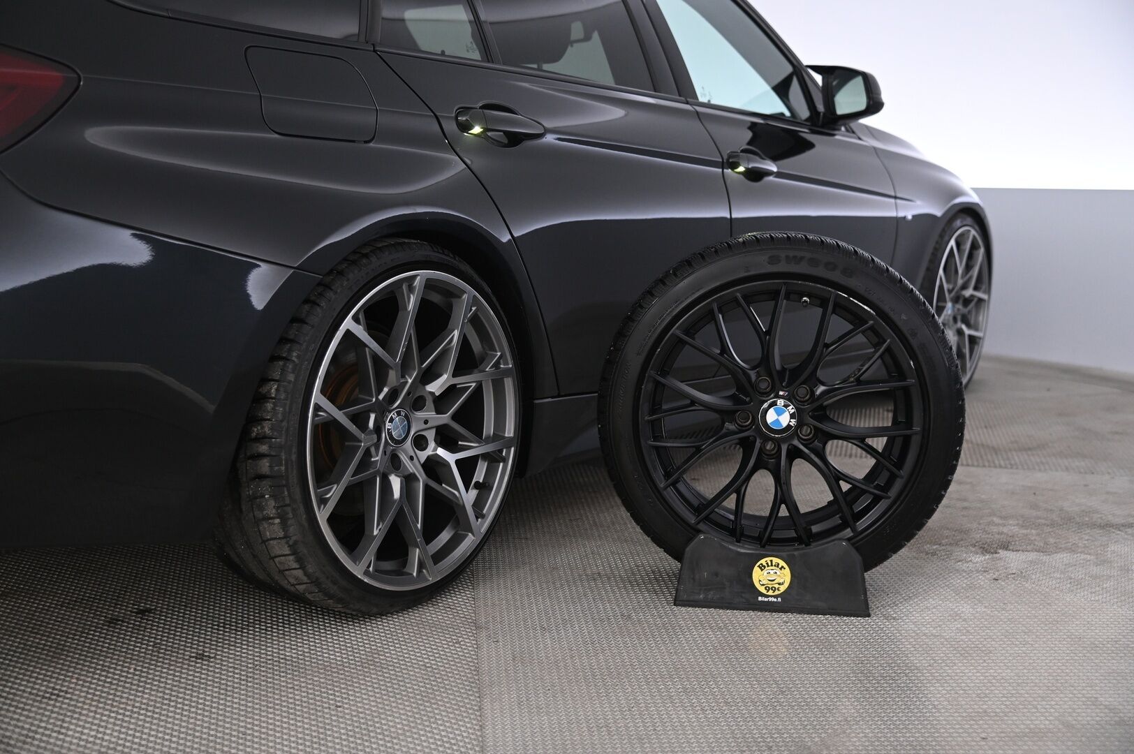 BMW 335 2015 F31 Touring 335d A xDrive M-Sport * Proffanavi / HarmanKardon / S-luukku / Sporttipenkit / Koukku * - Connected Drive / Musta sisäkattoverhoilu / Kangas-alcantara  