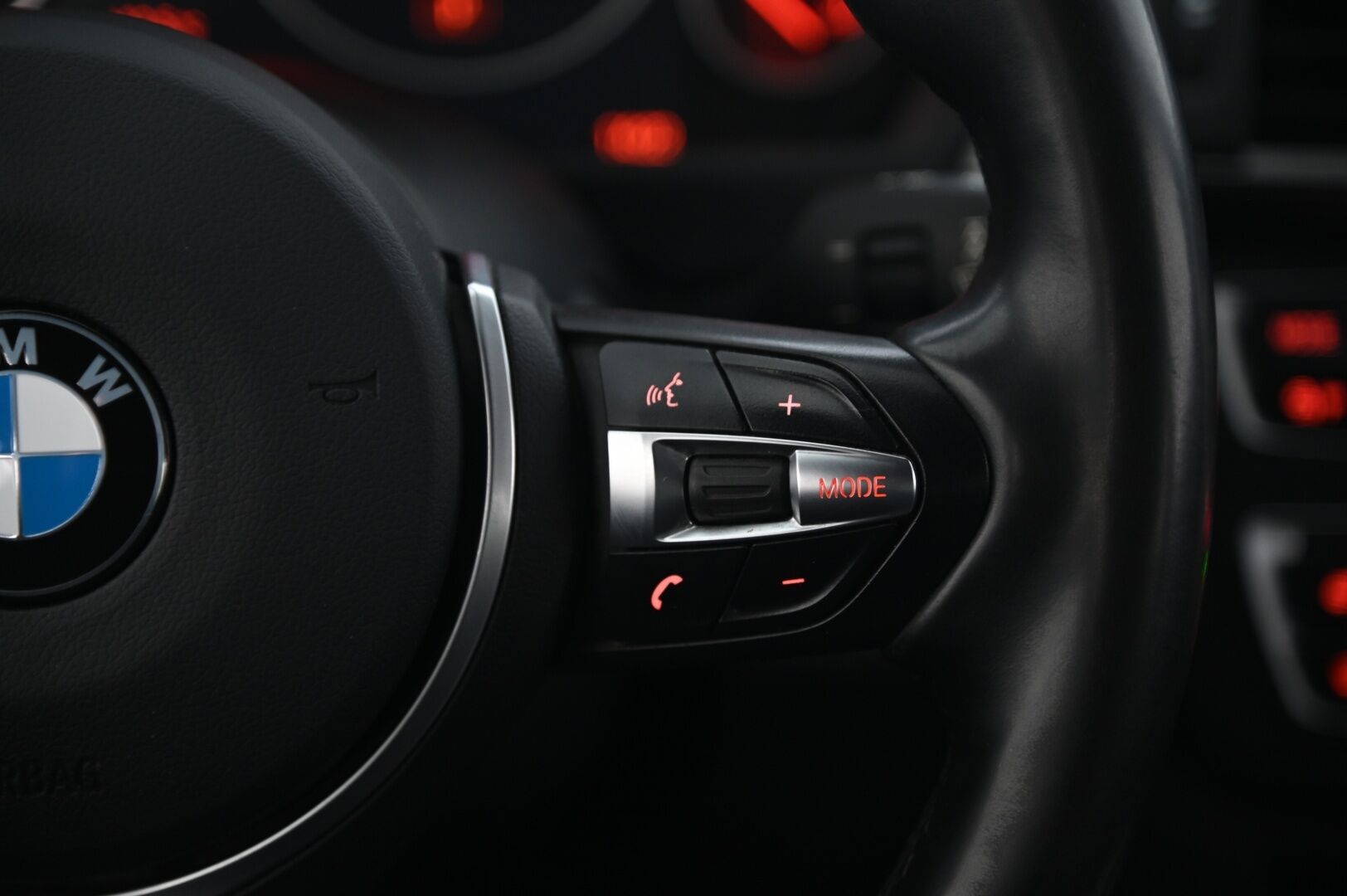 BMW 335 2015 F31 Touring 335d A xDrive M-Sport * Proffanavi / HarmanKardon / S-luukku / Sporttipenkit / Koukku * - Connected Drive / Musta sisäkattoverhoilu / Kangas-alcantara - HULLUT AVAJAISHULINAT KORKOTARJOUS 3,29 %