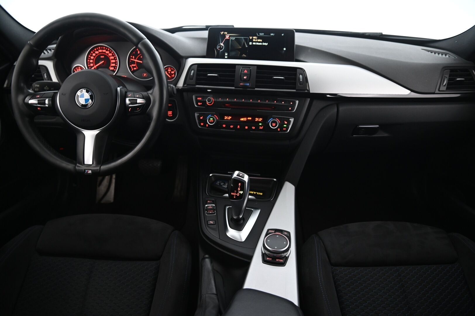 BMW 335 2015 F31 Touring 335d A xDrive M-Sport * Proffanavi / HarmanKardon / S-luukku / Sporttipenkit / Koukku * - Connected Drive / Musta sisäkattoverhoilu / Kangas-alcantara  