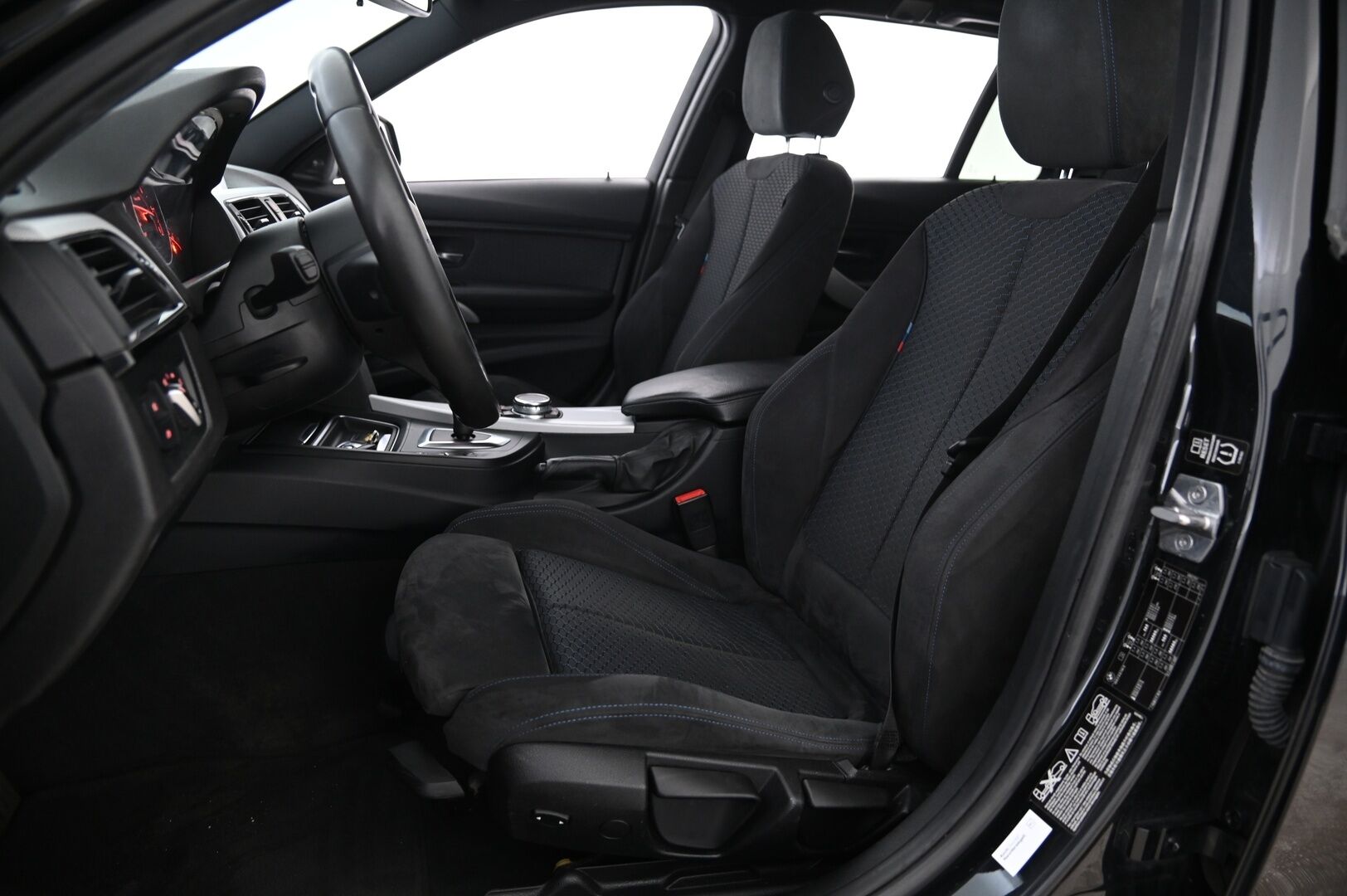 BMW 335 2015 F31 Touring 335d A xDrive M-Sport * Proffanavi / HarmanKardon / S-luukku / Sporttipenkit / Koukku * - Connected Drive / Musta sisäkattoverhoilu / Kangas-alcantara  