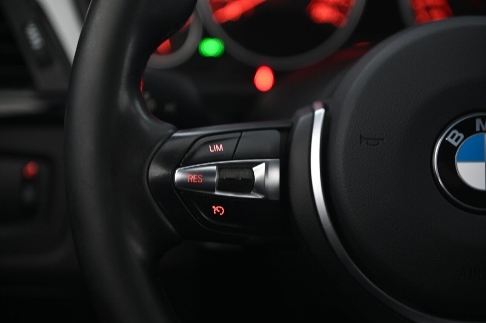 BMW 335 2015 F31 Touring 335d A xDrive M-Sport * Proffanavi / HarmanKardon / S-luukku / Sporttipenkit / Koukku * - Connected Drive / Musta sisäkattoverhoilu / Kangas-alcantara - HULLUT AVAJAISHULINAT KORKOTARJOUS 3,29 %