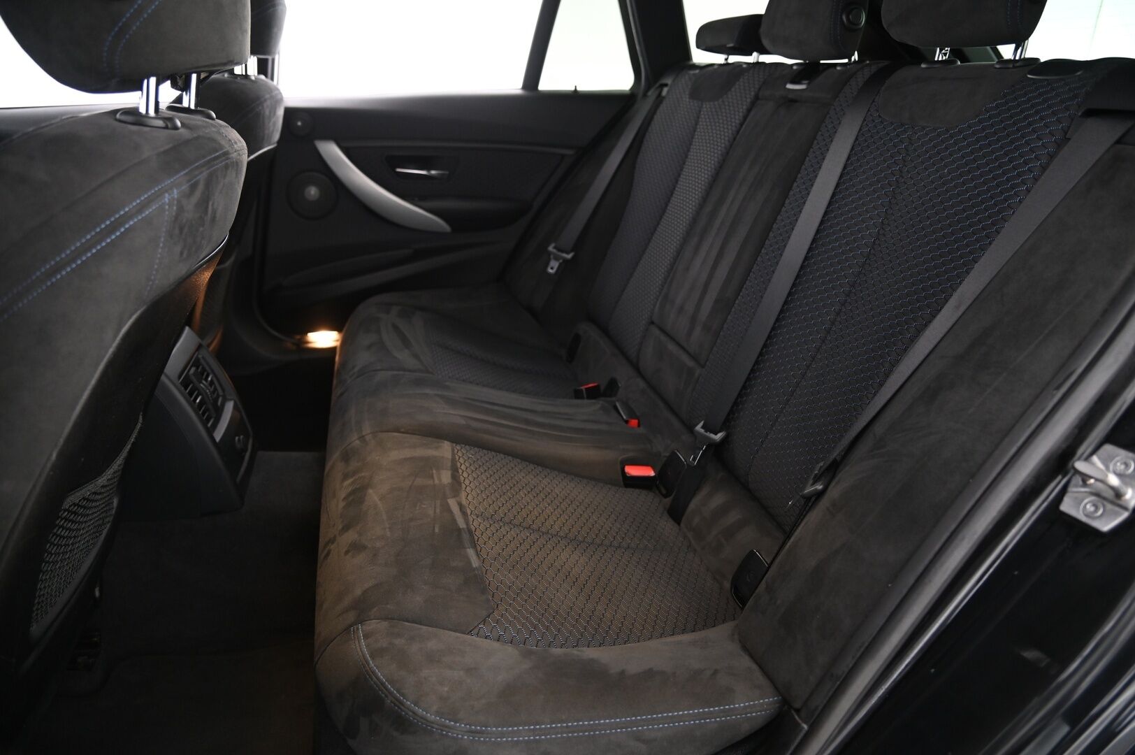 BMW 335 2015 F31 Touring 335d A xDrive M-Sport * Proffanavi / HarmanKardon / S-luukku / Sporttipenkit / Koukku * - Connected Drive / Musta sisäkattoverhoilu / Kangas-alcantara - HULLUT AVAJAISHULINAT KORKOTARJOUS 3,29 %