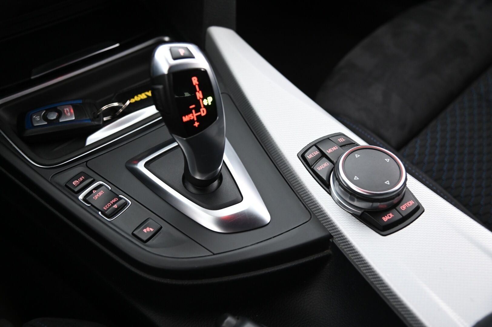 BMW 335 2015 F31 Touring 335d A xDrive M-Sport * Proffanavi / HarmanKardon / S-luukku / Sporttipenkit / Koukku * - Connected Drive / Musta sisäkattoverhoilu / Kangas-alcantara  