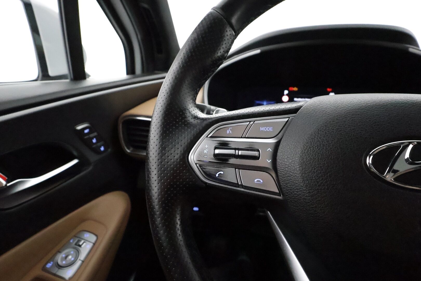 Hyundai Santa Fe 2022 1.6 T-GDI 265 hv Plug in 4WD 6AT Calligraphy 7P **HUD / Adapt. vakkari / Panorama / Ilmastoidut penkit ** - 3,99 % KORKOTARJOUS TÄHÄN AUTOON - 1-om. Suomi-auto / Akku kuntotarkistettu / 360 Kamera / Keyless / Apple&Android / Muistipenkki