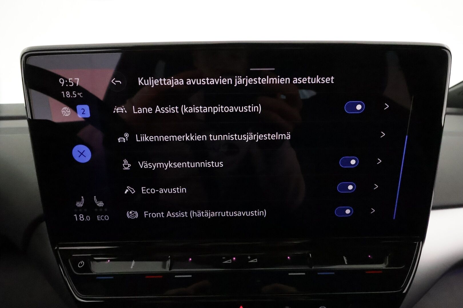 Volkswagen ID.5 2022 Pro Performance 150 kW, akku 77 kWh **Adapt.vakkari / Lämpöpumppu / Koukku / P.kamera / KeylessGo / Puolinahat** - Suomi-auto / Kahdet renkaat aluvanteilla / Merkkihuollettu