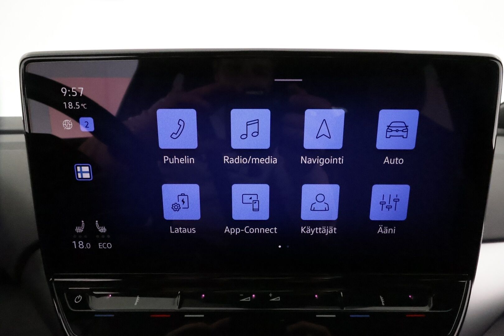 Volkswagen ID.5 2022 Pro Performance 150 kW, akku 77 kWh **Adapt.vakkari / Lämpöpumppu / Koukku / P.kamera / KeylessGo / Puolinahat** - Suomi-auto / Kahdet renkaat aluvanteilla / Merkkihuollettu