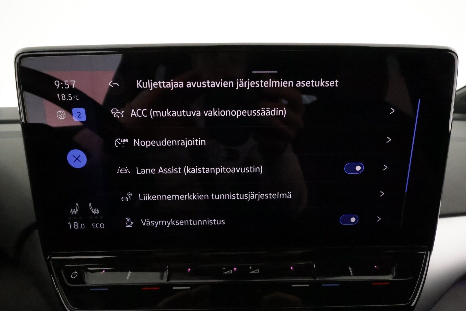 Volkswagen ID.5 2022 Pro Performance 150 kW, akku 77 kWh **Adapt.vakkari / Lämpöpumppu / Koukku / P.kamera / KeylessGo / Puolinahat** - Suomi-auto / Kahdet renkaat aluvanteilla / Merkkihuollettu