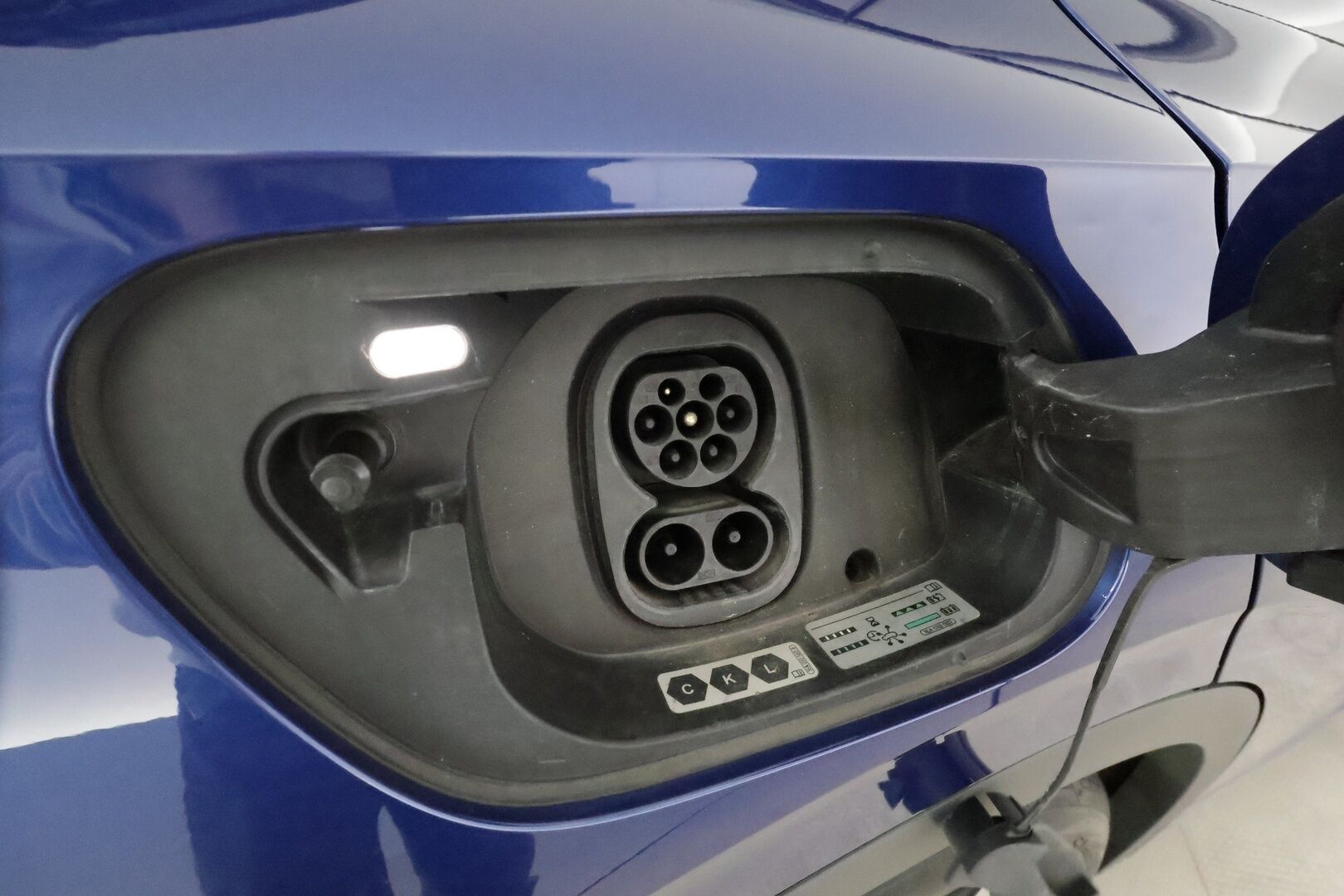 Volkswagen ID.5 2022 Pro Performance 150 kW, akku 77 kWh **Adapt.vakkari / Lämpöpumppu / Koukku / P.kamera / KeylessGo / Puolinahat** - Suomi-auto / Kahdet renkaat aluvanteilla / Merkkihuollettu