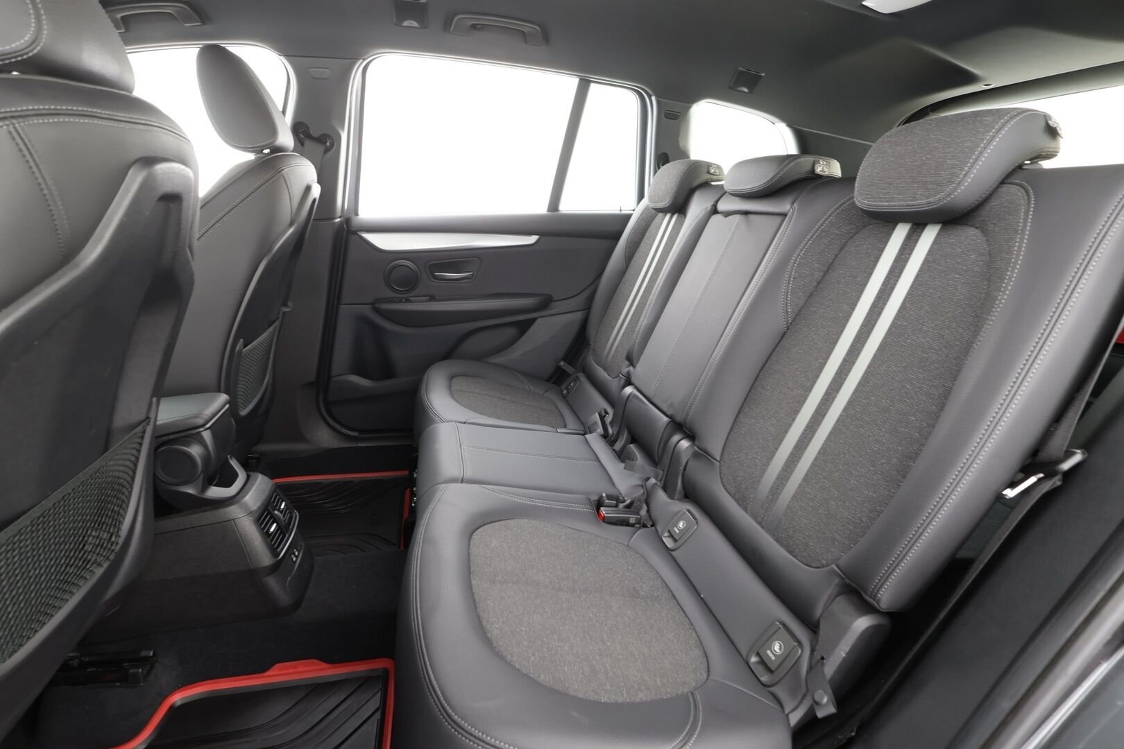BMW 216 2022 F46 Gran Tourer 216i Business M Sport - M-Sport | Koukku | Sisätilanlämmitin | P.tutkat | LED | Sportpenkit | Navi | Bluetooth | Vakkari | 1-om Suomi-auto | Merkkihuollot