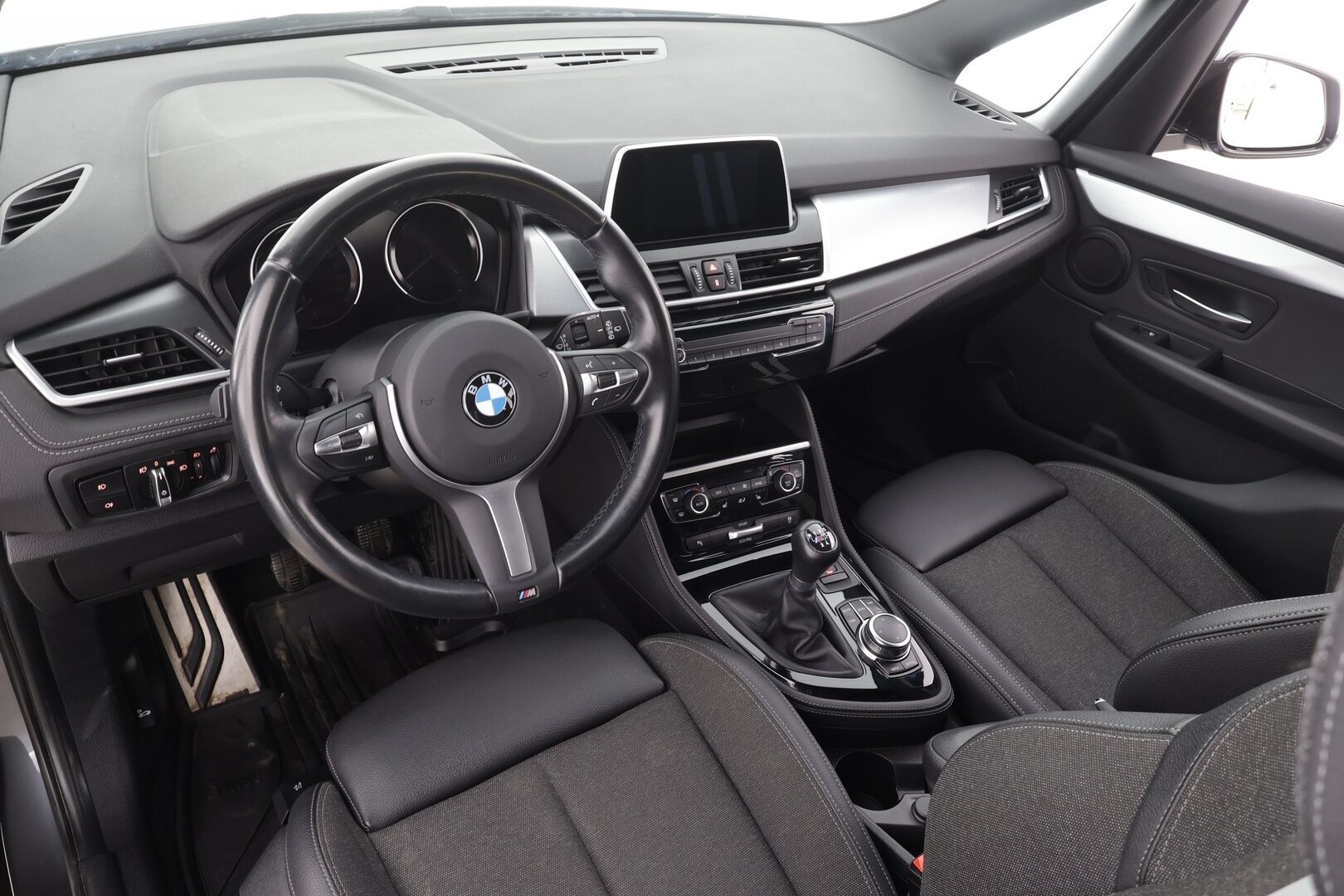 BMW 216 2022 F46 Gran Tourer 216i Business M Sport * Koukku / Sisätilanlämmitin / P.tutkat / LED / Sportpenkit / Navi / Bluetooth / Vakkari * - 1-om Suomi-auto / Kahdet renkaat aluvanteilla / Merkkihuollot