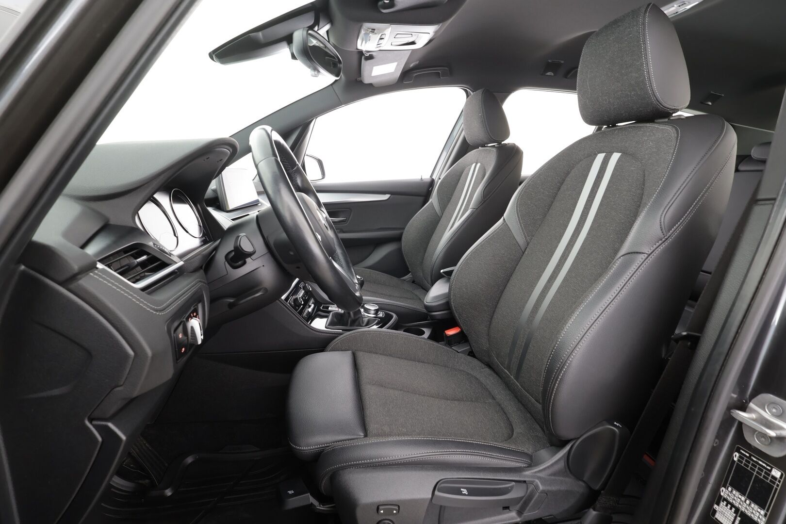 BMW 216 2022 F46 Gran Tourer 216i Business M Sport * Koukku / Sisätilanlämmitin / P.tutkat / LED / Sportpenkit / Navi / Bluetooth / Vakkari * - 1-om Suomi-auto / Kahdet renkaat aluvanteilla / Merkkihuollot