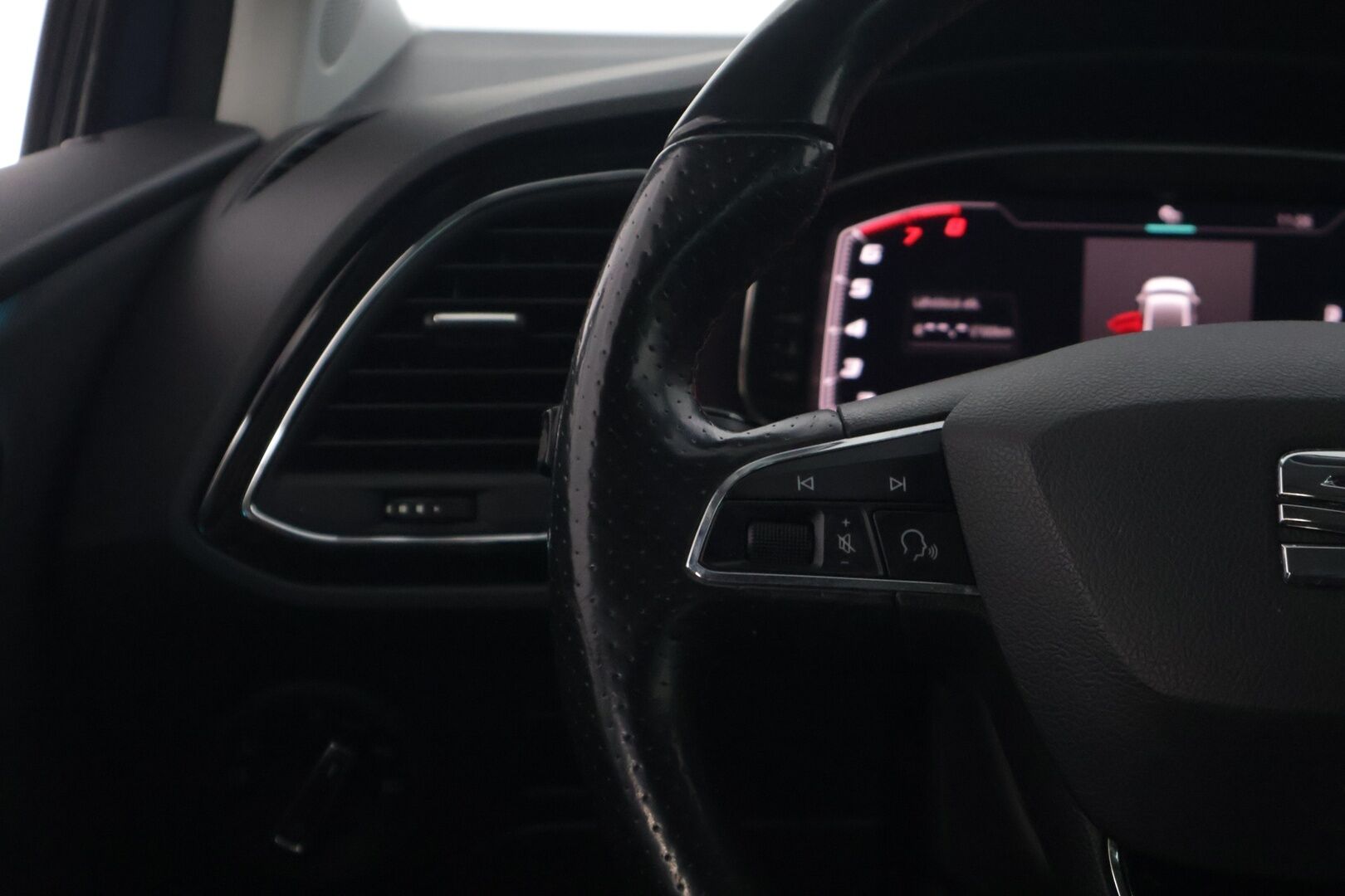 Seat LEON ST 2019 1,5 TSI 150 EVO FR * Vetokoukku / Beats Audio / Digimittaristo / Kessy / Tutkat * - Hihna vaihdettu 4/2026 / 2x renkaat / Navi