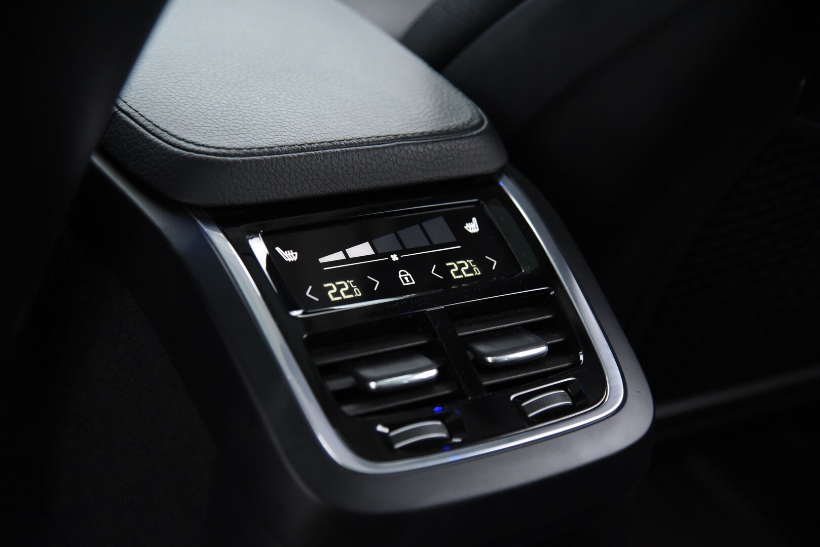 Volvo XC90 2020 T8 TwE AWD Inscription aut Adapt.Vak / HUD / 360° / H&K / Muistinahat / Webasto / Full-LED - 3,99 % KORKOTARJOUS TÄHÄN AUTOON - Panorama / Vetokoukku / BLIS / Four-C / Apple&Android / Keyless