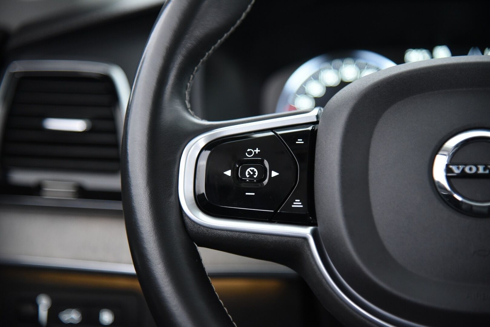 Volvo XC90 2020 T8 TwE AWD Inscription aut Adapt.Vak / HUD / 360° / H&K / Muistinahat / Webasto / Full-LED - 3,99 % KORKOTARJOUS TÄHÄN AUTOON - Panorama / Vetokoukku / BLIS / Four-C / Apple&Android / Keyless