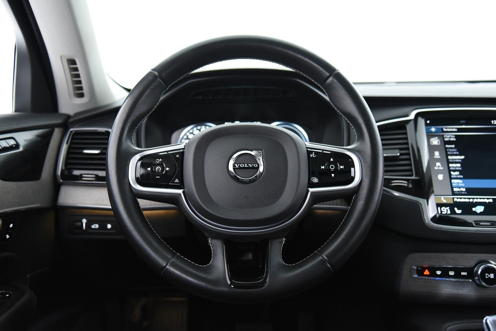 Volvo XC90 2020 T8 TwE AWD Inscription aut Adapt.Vak / HUD / 360° / H&K / Muistinahat / Webasto / Full-LED - 3,99 % KORKOTARJOUS TÄHÄN AUTOON - Panorama / Vetokoukku / BLIS / Four-C / Apple&Android / Keyless