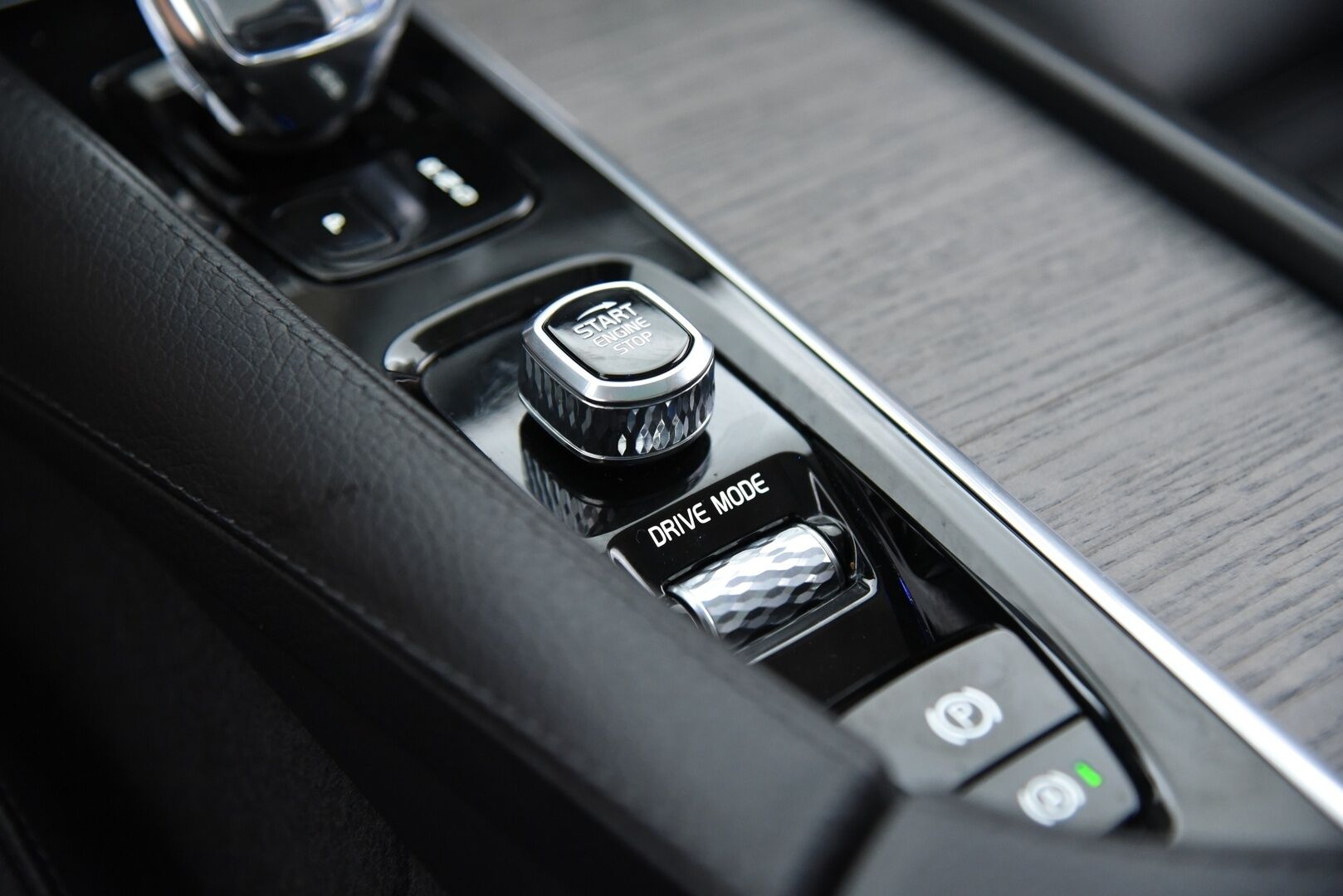 Volvo XC90 2020 T8 TwE AWD Inscription aut Adapt.Vak / HUD / 360° / H&K / Muistinahat / Webasto / Full-LED - 3,99 % KORKOTARJOUS TÄHÄN AUTOON - Panorama / Vetokoukku / BLIS / Four-C / Apple&Android / Keyless