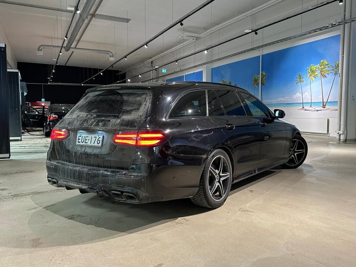 Mercedes-Benz E 2017 220d T A Premium Business AMG *DTR+Q / HUD / Widescreen / Ambient / BLIS / Sähkökontti / P.kamera* - Kahdet huippurenkaat / 20"-aluvanteet kesäksi / Näyttävä!