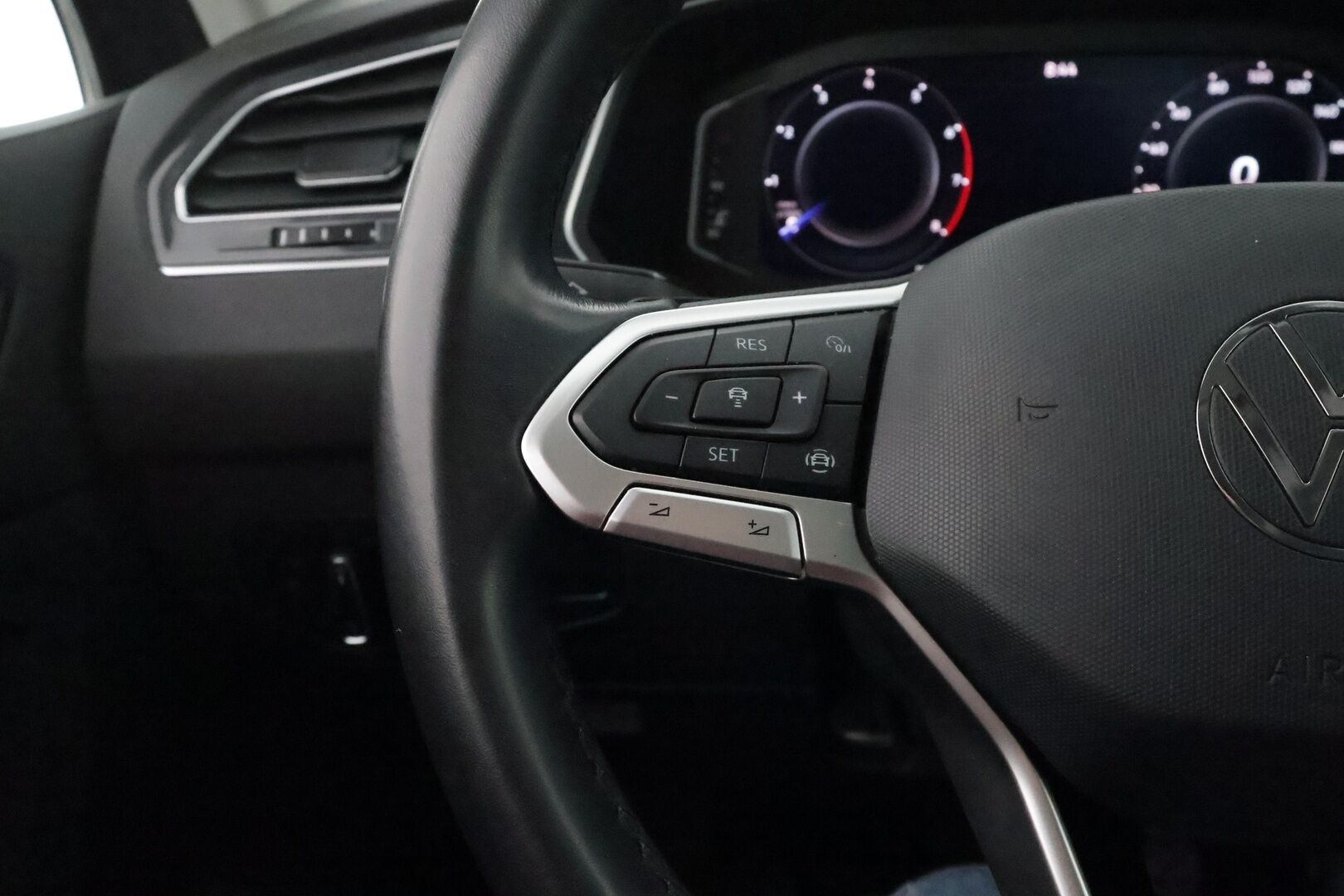 Volkswagen Tiguan 2022 1.5 TSI Style 110 kW DSG *ACC / Matrix-LED / Ergoactive- penkit / Kamera / Kaistavahti / KeylessGo* - Nyt Suomen edullisin vastaava/ Kahdet VW vanteet / Säännöllinen huoltohistoria / ALV