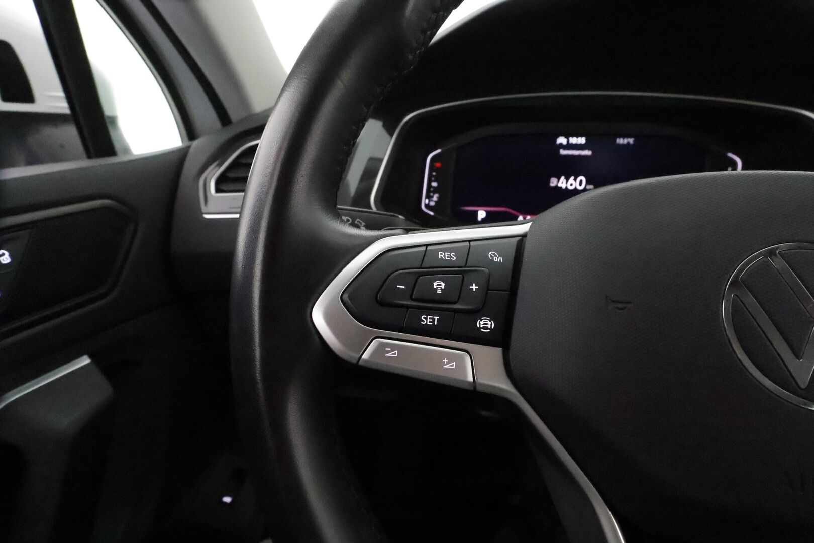 Volkswagen Tiguan 2022 Style Business 1,5 TSI 110 kW DSG-automaatti **Webasto / Adapt.vakkari / P.kamera / Matrix / Koukku / Digimittaristo** - 1.om Suomi-auto / Merkkihuollettu / Kahdet renkaat aluvanteilla