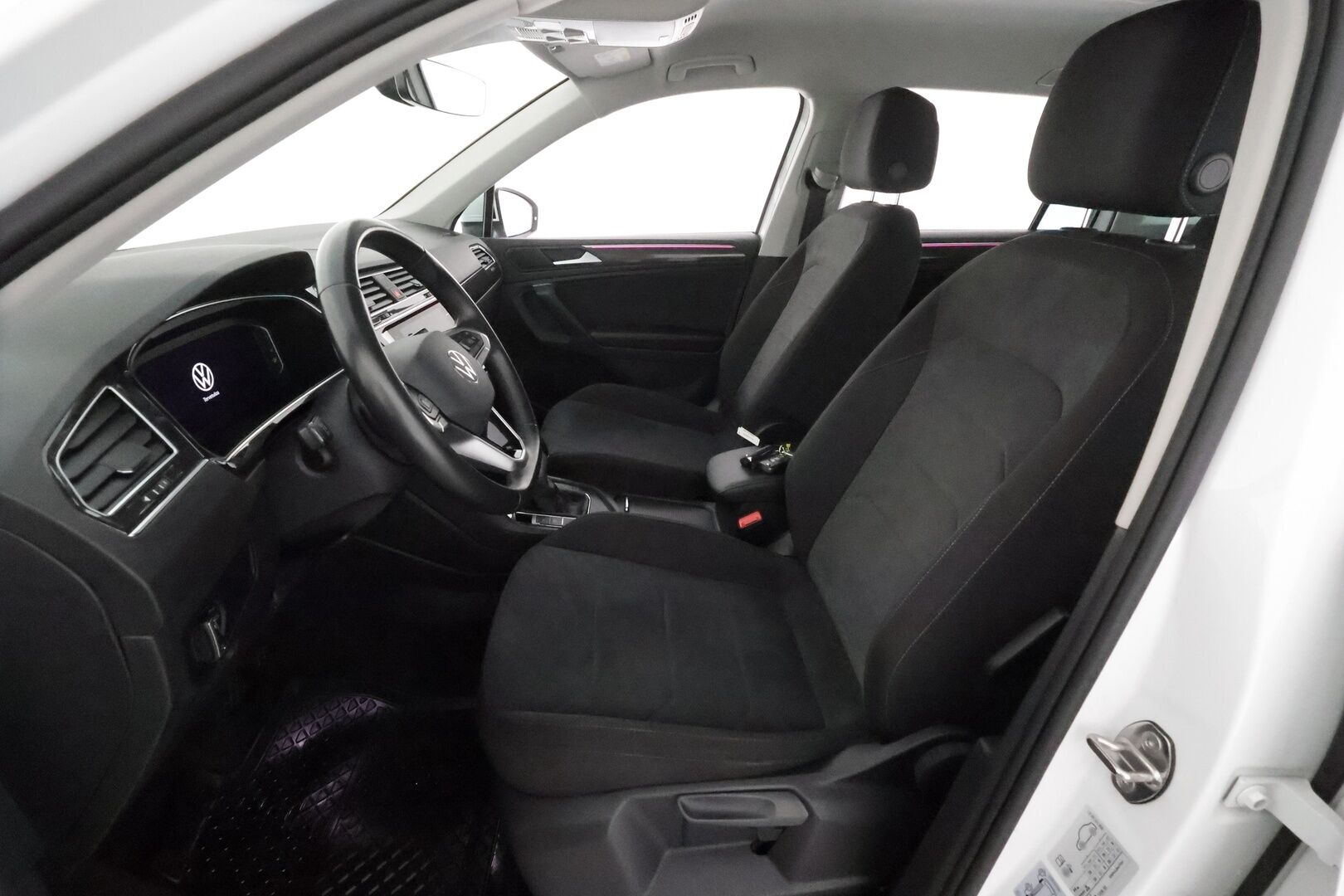 Volkswagen Tiguan 2022 Style Business 1,5 TSI 110 kW DSG-automaatti **Webasto / Adapt.vakkari / P.kamera / Matrix / Koukku / Digimittaristo** - 1.om Suomi-auto / Merkkihuollettu / Kahdet renkaat aluvanteilla