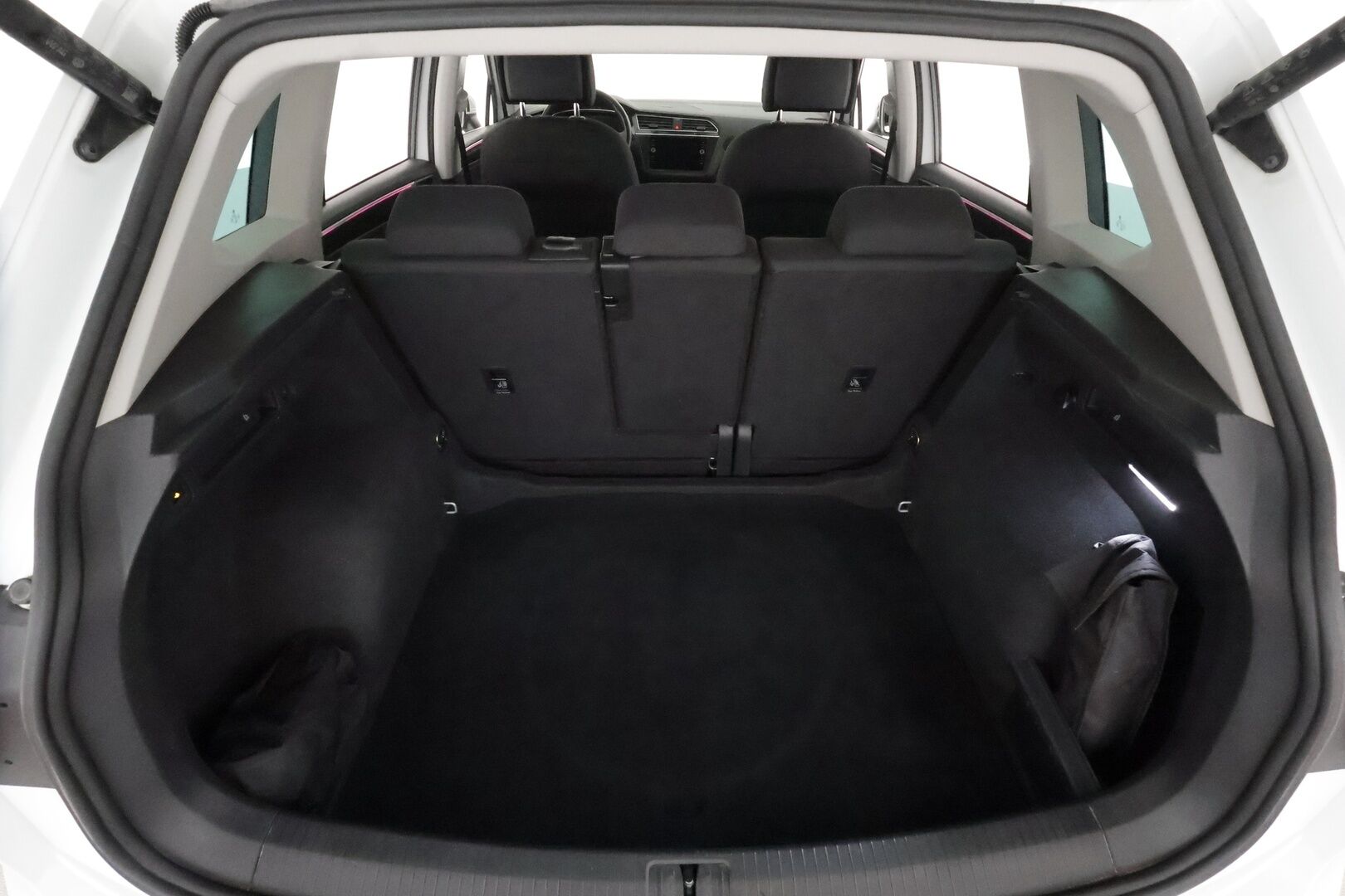 Volkswagen Tiguan 2022 Style Business 1,5 TSI 110 kW DSG-automaatti **Webasto / Adapt.vakkari / P.kamera / Matrix / Koukku / Digimittaristo** - 1.om Suomi-auto / Merkkihuollettu / Kahdet renkaat aluvanteilla