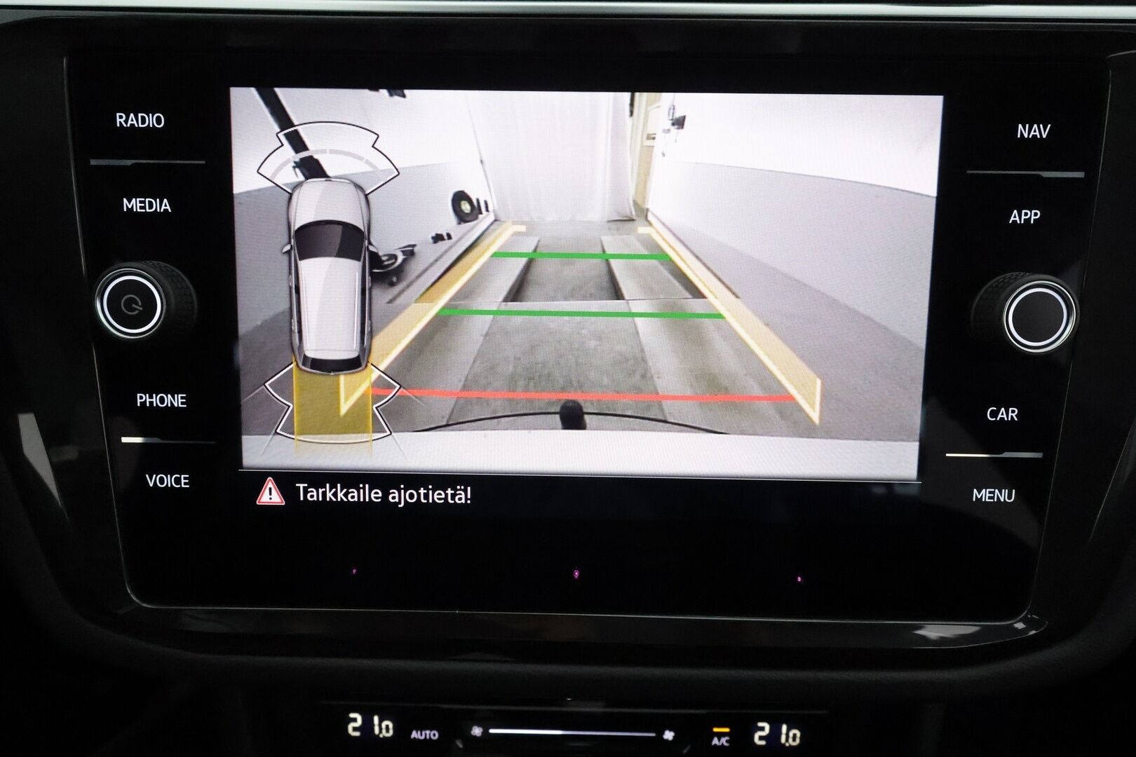 Volkswagen Tiguan 2022 Style Business 1,5 TSI 110 kW DSG-automaatti **Webasto / Adapt.vakkari / P.kamera / Matrix / Koukku / Digimittaristo** - 1.om Suomi-auto / Merkkihuollettu / Kahdet renkaat aluvanteilla
