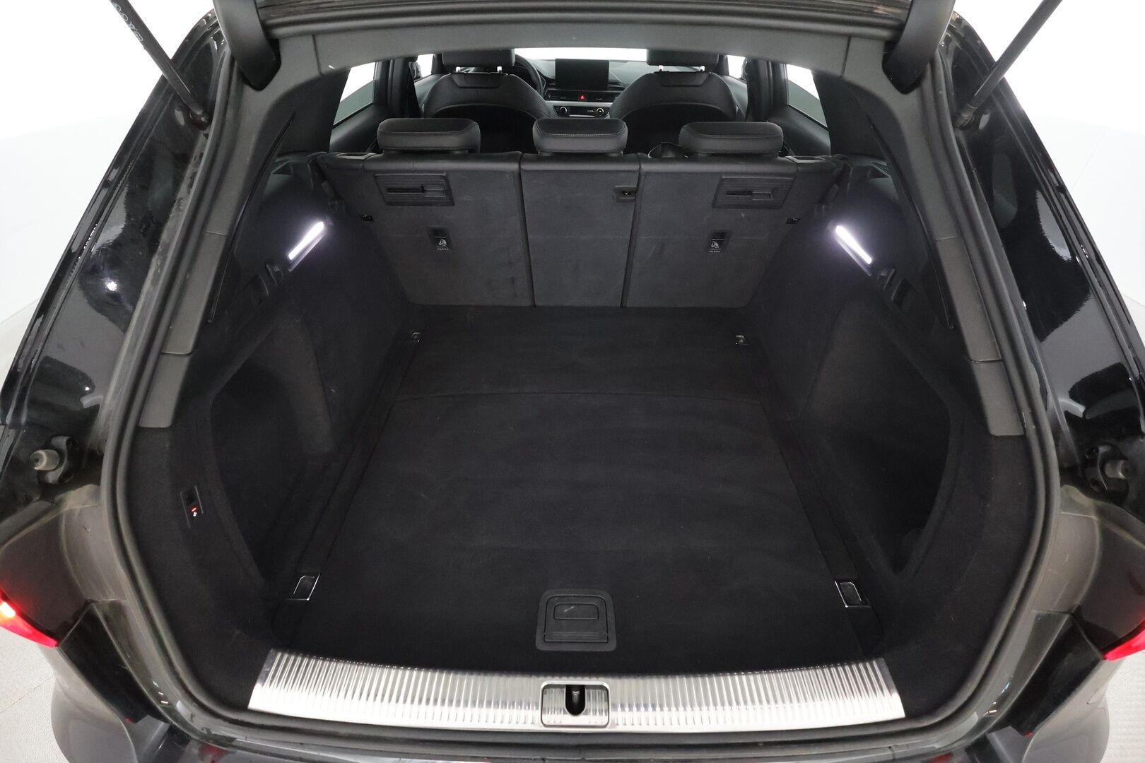 Audi A4 2022 Avant Business Advanced 40 TFSI 150 kW MHEV quattro S tronic * ACC / Webasto / Matrix LED / Koukku * - P.kamera / 1.Om Suomi-auto / Kahdet renkaat aluvanteilla / Merkkihuollettu