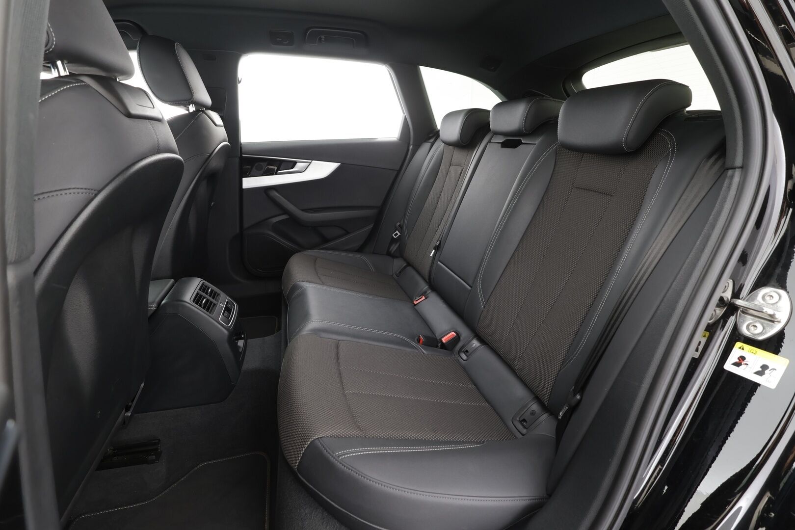 Audi A4 2022 Avant Business Advanced 40 TFSI 150 kW MHEV quattro S tronic * ACC / Webasto / Matrix LED / Koukku * - P.kamera / 1.Om Suomi-auto / Kahdet renkaat aluvanteilla / Merkkihuollettu