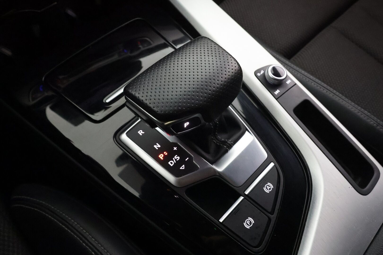 Audi A4 2022 Avant Business Advanced 40 TFSI 150 kW MHEV quattro S tronic * ACC / Webasto / Matrix LED / Koukku * - P.kamera / 1.Om Suomi-auto / Kahdet renkaat aluvanteilla / Merkkihuollettu