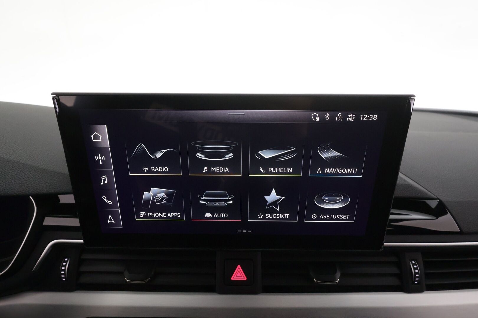 Audi A4 2022 Avant Business Advanced 40 TFSI 150 kW MHEV quattro S tronic * ACC / Webasto / Matrix LED / Koukku * - P.kamera / 1.Om Suomi-auto / Kahdet renkaat aluvanteilla / Merkkihuollettu