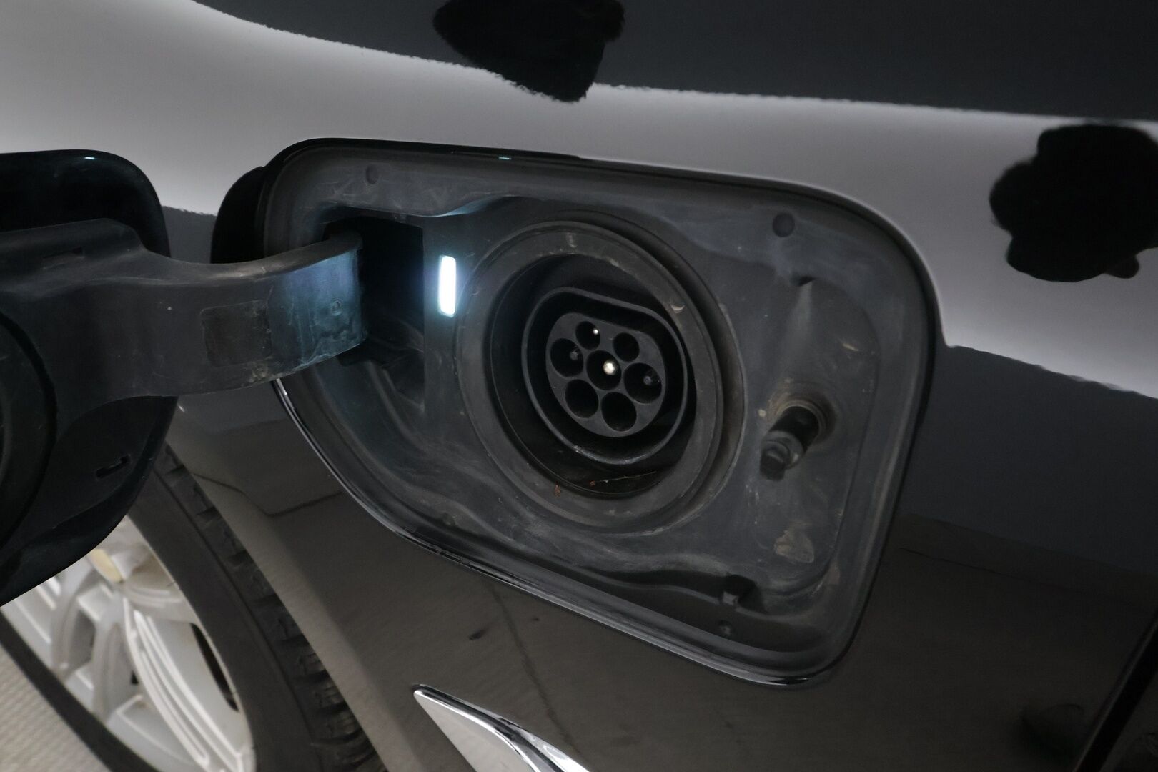 BMW 530 2023 G30 Sedan 530e xDrive A Charged Edition * Adapt.Vakkari / Sporttinahat / Adapt.LED / Peruutuskamera / Navi / Kaistavahti / - 1-om Suomi-auto / Kahdet renkaat aluvanteilla / 2x Latauskaapelit / Merkkihuollot