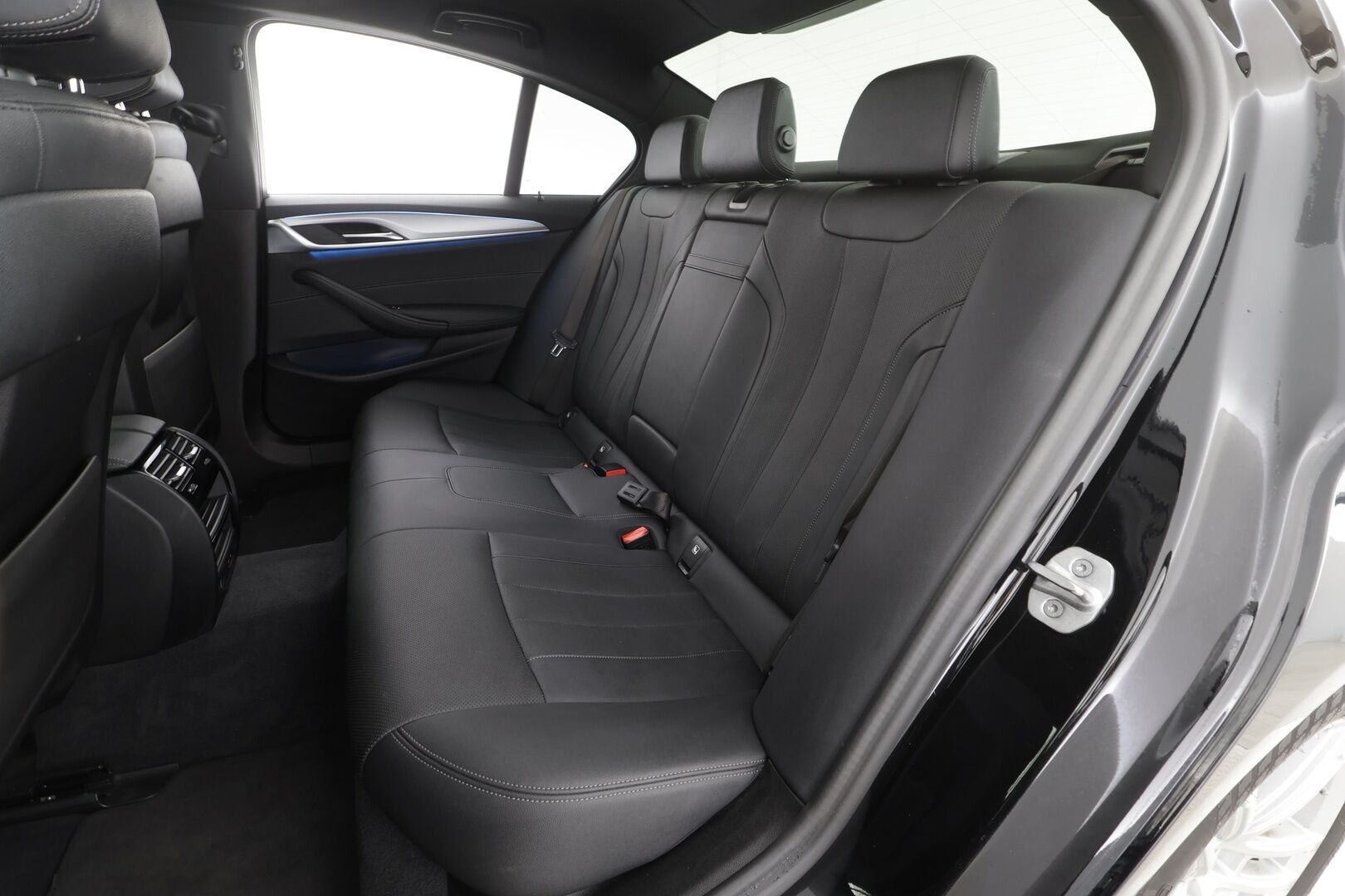 BMW 530 2023 G30 Sedan 530e xDrive A Charged Edition * Adapt.Vakkari / Sporttinahat / Adapt.LED / Peruutuskamera / Navi / Kaistavahti / - 1-om Suomi-auto / Kahdet renkaat aluvanteilla / 2x Latauskaapelit / Merkkihuollot