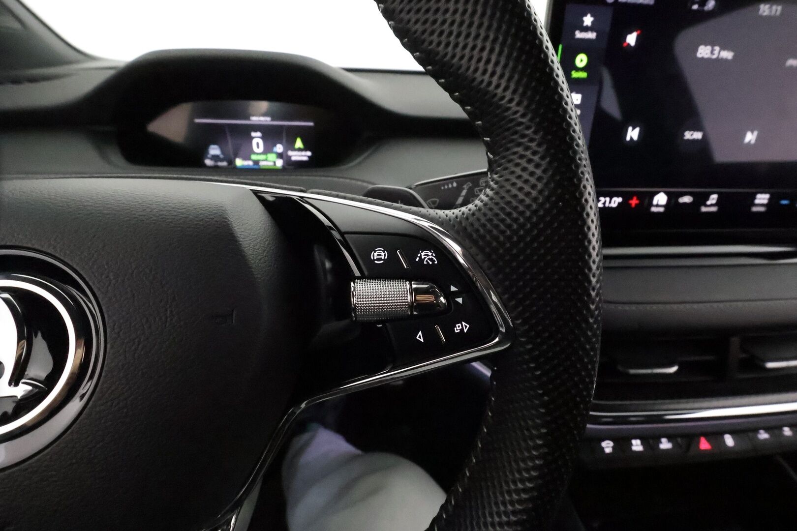 Skoda Enyaq 2022 80x 4x4 SportLine iV *Muistipenkki / ACC / Lämpöpumppu / Kamera / Koukku / Matrix LED / Sporttipenkit* - 1.om Suomi-auto / SoH 92.4% / Merkkihuollettu / Kahdet Skodan vanteet / ALV - Osta nyt, maksa vasta ensi vuonna