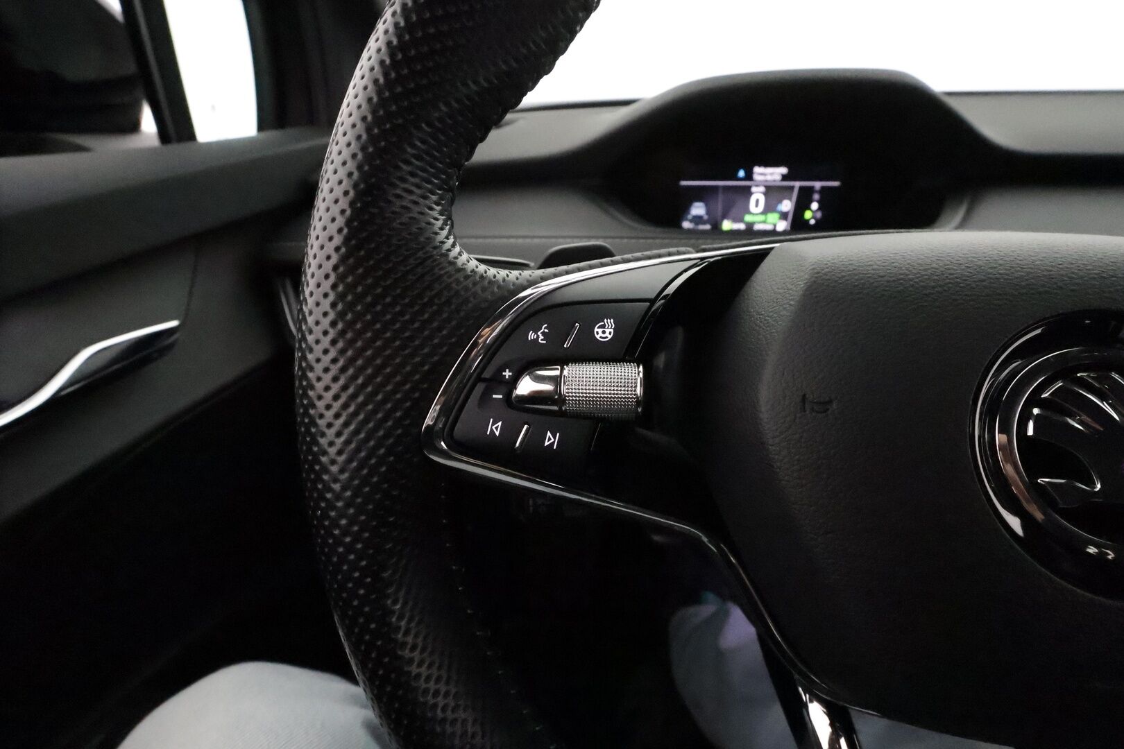 Skoda Enyaq 2022 80x 4x4 SportLine iV *Muistipenkki / ACC / Lämpöpumppu / Kamera / Koukku / Matrix LED / Sporttipenkit* - 1.om Suomi-auto / SoH 92.4% / Merkkihuollettu / Kahdet Skodan vanteet / ALV - Osta nyt, maksa vasta ensi vuonna