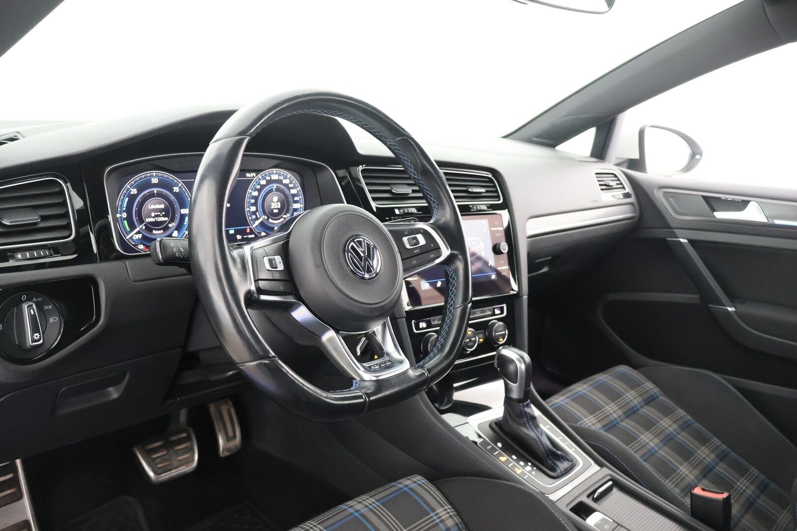VOLKSWAGEN GOLF 2020 GTE Plug-In Hybrid 150 kW / Digimittaristo / Adapt.Vak / Webasto / LED - Merkkihuollettu / 2x omat vanteet!