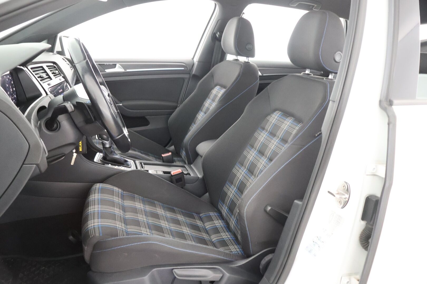 VOLKSWAGEN GOLF 2020 GTE Plug-In Hybrid 150 kW / Digimittaristo / Adapt.Vak / Webasto / LED - Merkkihuollettu / 2x omat vanteet!