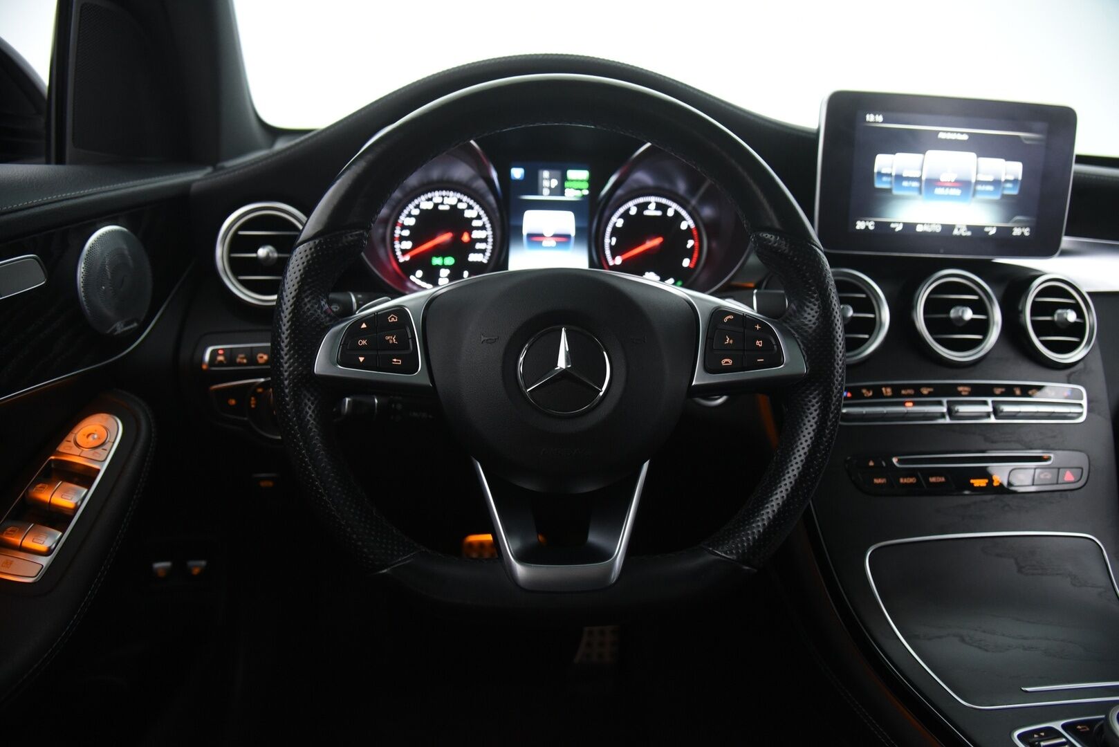 Mercedes-Benz GLC 2018 350 e 4Matic AMG / HUD / Burmester / 360-Kamera / Panorama / Nahat / Koukku / Ilma-alusta