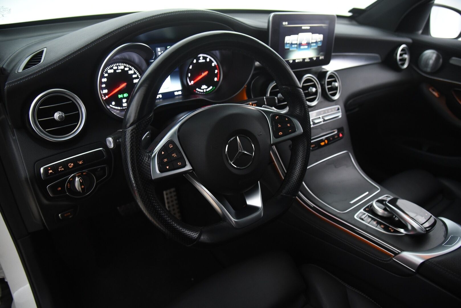 Mercedes-Benz GLC 2018 350 e 4Matic AMG / HUD / Burmester / 360-Kamera / Panorama / Nahat / Koukku / Ilma-alusta