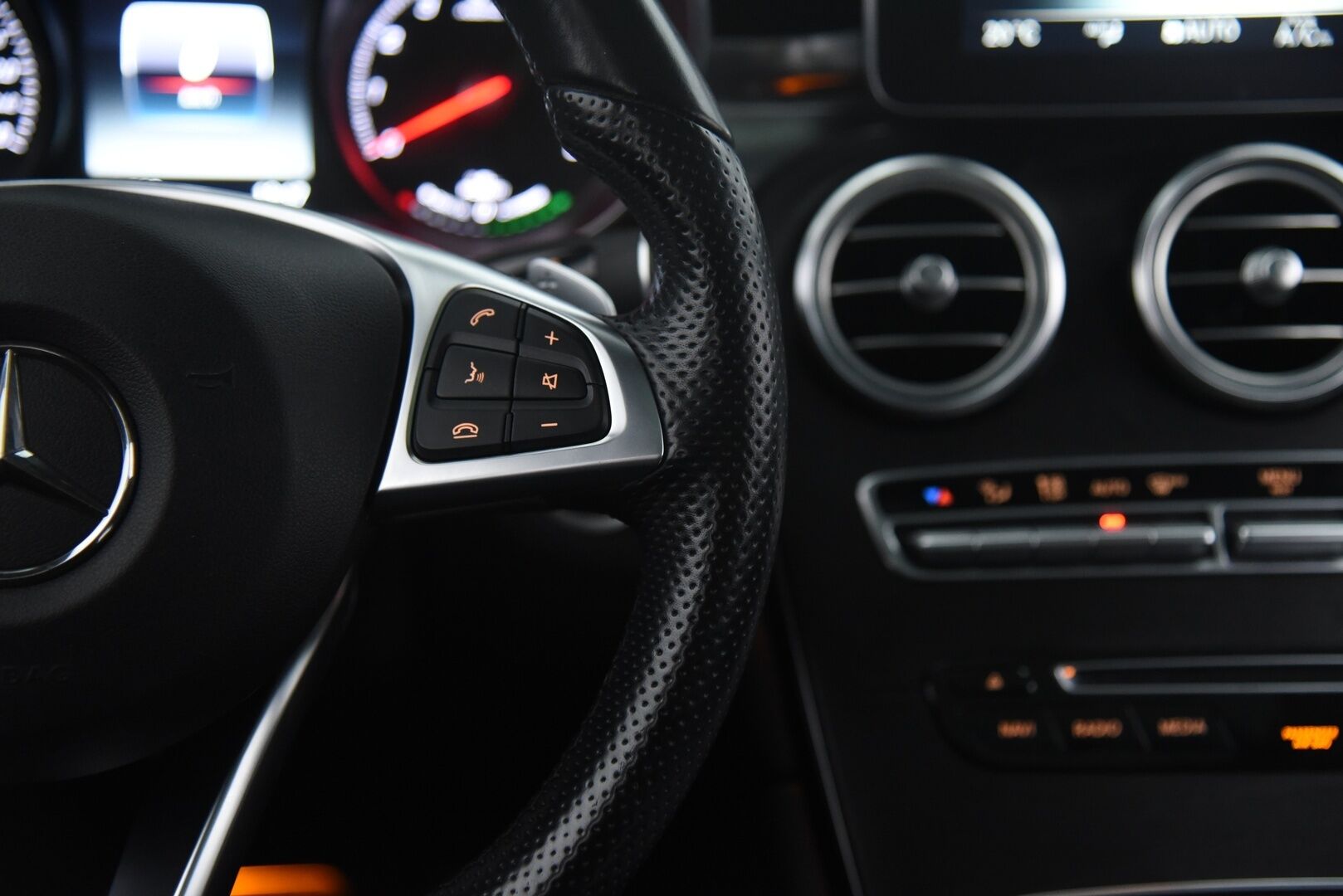 Mercedes-Benz GLC 2018 350 e 4Matic AMG / HUD / Burmester / 360-Kamera / Panorama / Nahat / Koukku / Ilma-alusta