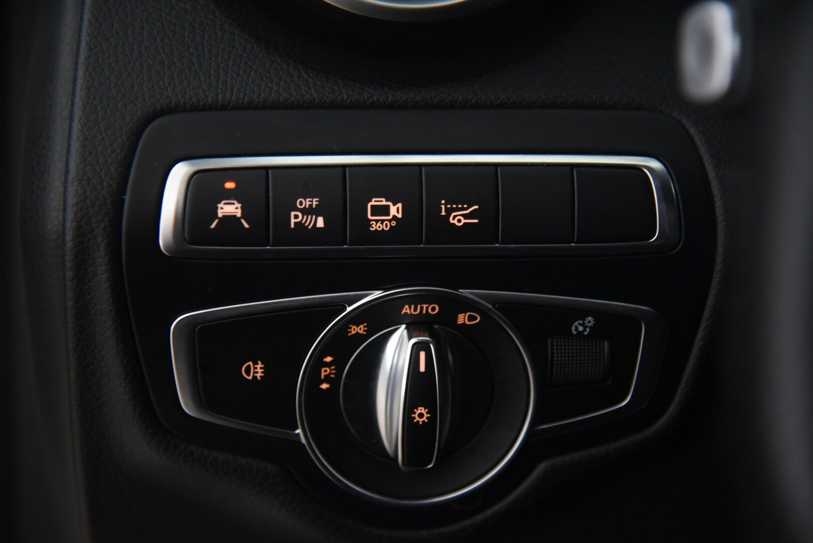 Mercedes-Benz GLC 2018 350 e 4Matic AMG / HUD / Burmester / 360-Kamera / Panorama / Nahat / Koukku / Ilma-alusta