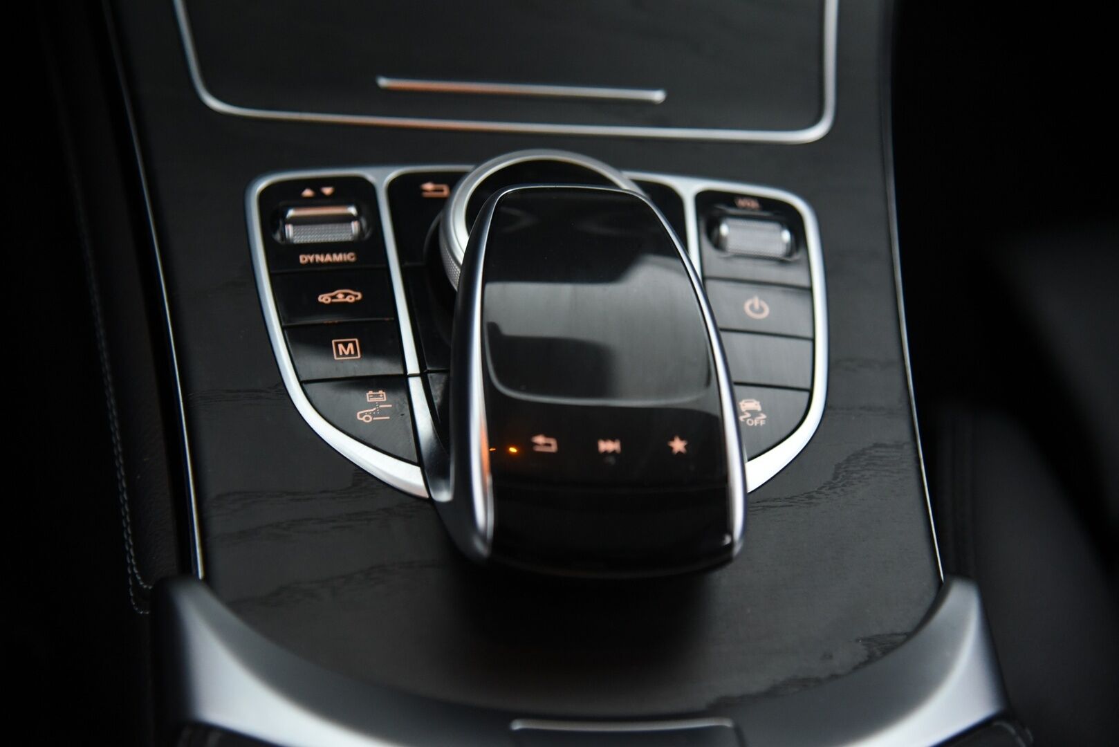Mercedes-Benz GLC 2018 350 e 4Matic AMG / HUD / Burmester / 360-Kamera / Panorama / Nahat / Koukku / Ilma-alusta