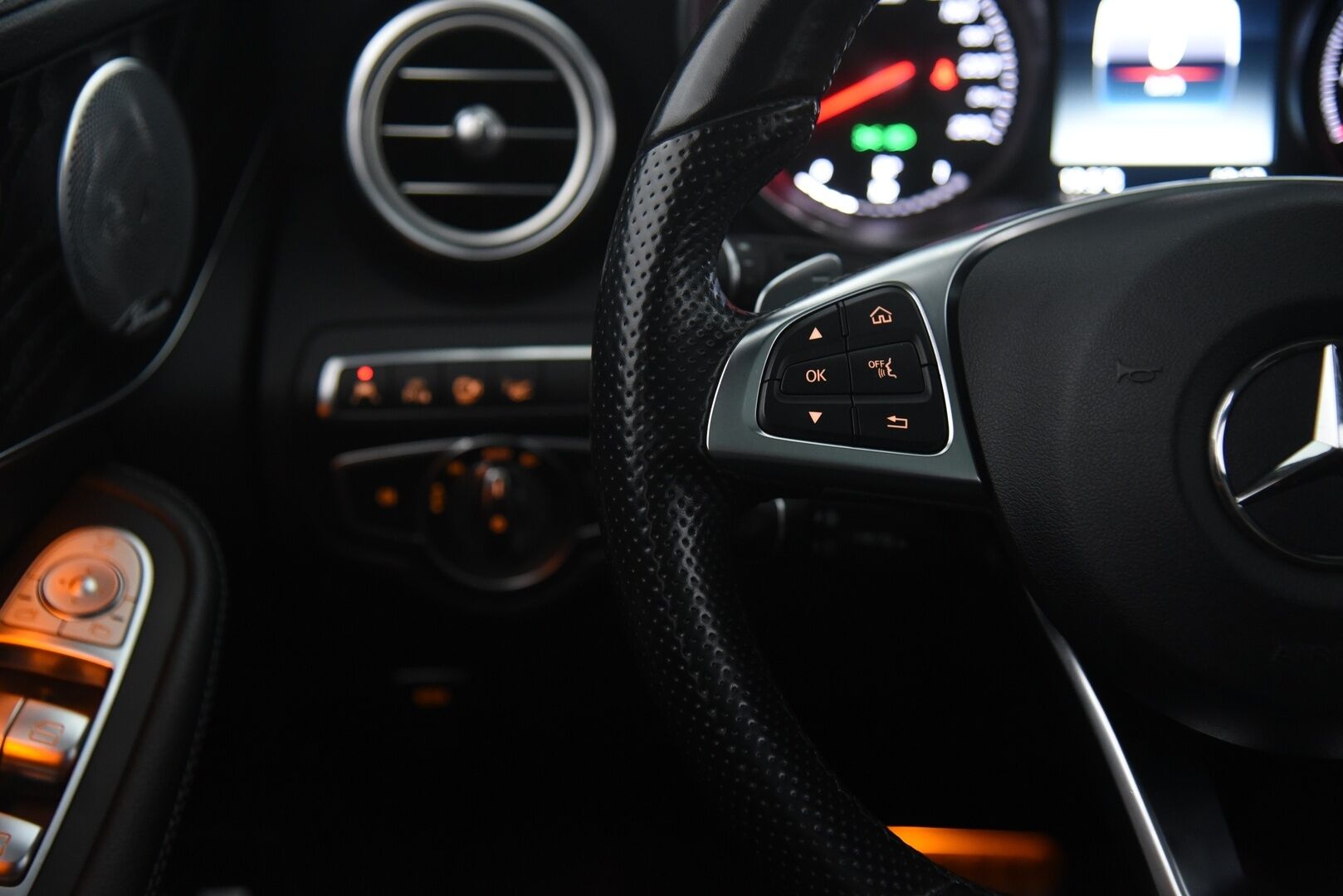 Mercedes-Benz GLC 2018 350 e 4Matic AMG / HUD / Burmester / 360-Kamera / Panorama / Nahat / Koukku / Ilma-alusta