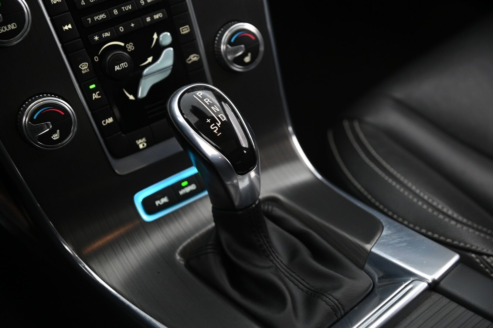Volvo V60 2016 D5 AWD Twin Engine Classic Momentum aut - *Kattoluukku / Webasto / VOC / Keyless / Sähkönahat / Juuri huollettu!*