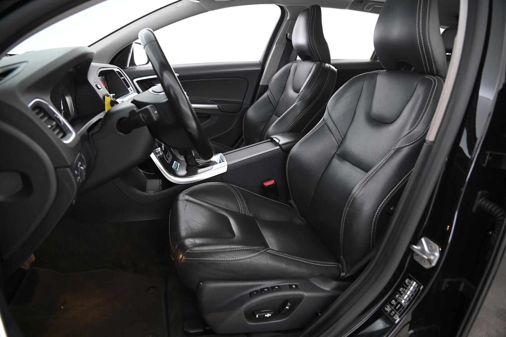 Volvo V60 2016 D5 AWD Twin Engine Classic Momentum aut - *Kattoluukku / Webasto / VOC / Keyless / Sähkönahat / Juuri huollettu!*