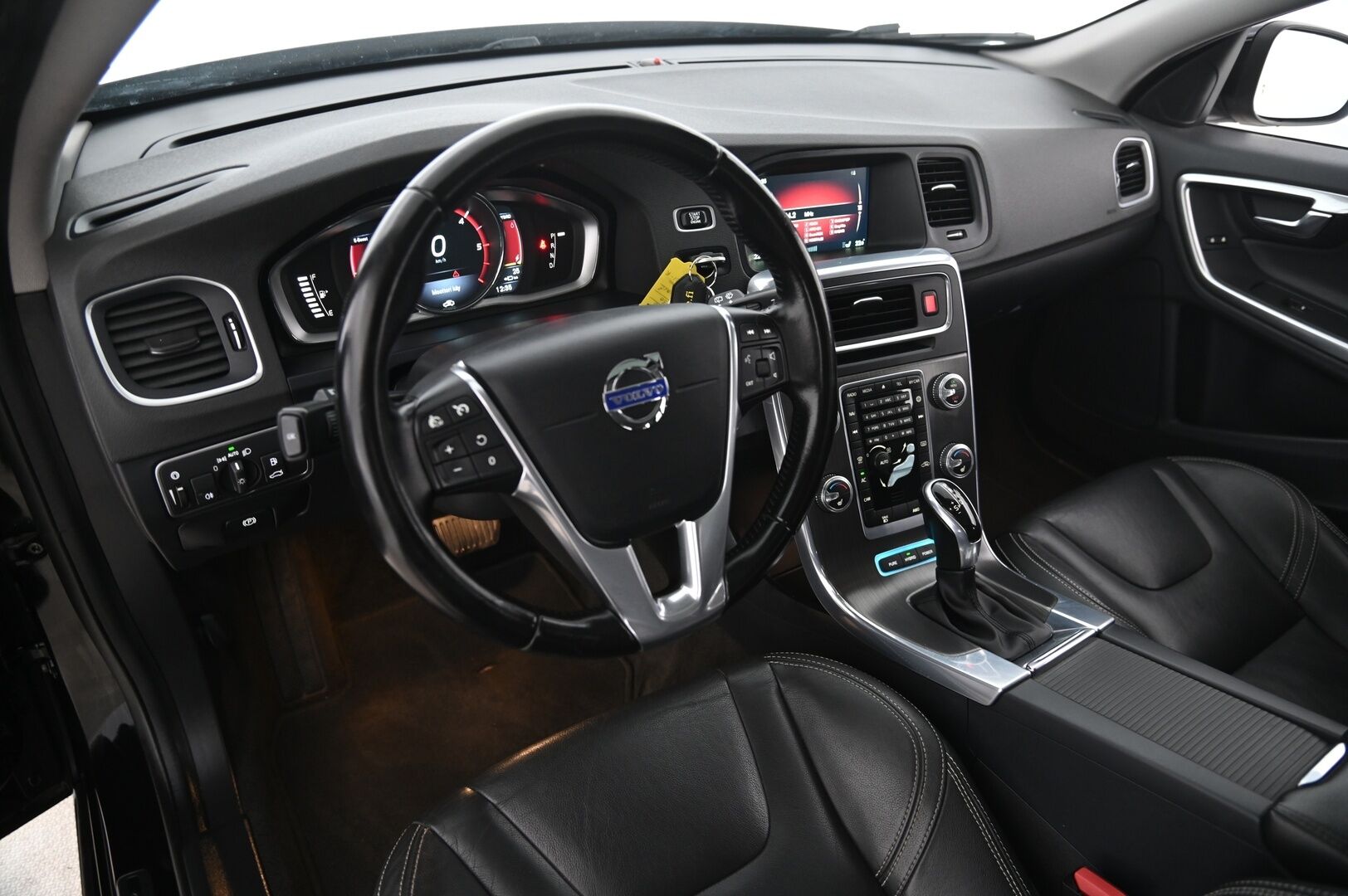 Volvo V60 2016 D5 AWD Twin Engine Classic Momentum aut - *Kattoluukku / Webasto / VOC / Keyless / Sähkönahat / Juuri huollettu!*