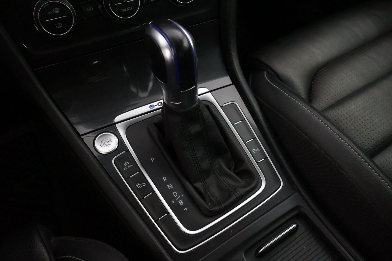 Volkswagen Golf 2019 e-Golf 100 kW (136 hv) automaatti * ACC / BLIS / Nahkapenkit! / Digimittaristo / Kessy / Lane Assist / Ledit / P.kamera* - * Nahkapenkeillä varusteltu asiallinen e-Golf kovilla varusteilla ! * - Osta nyt, maksa vasta ensi vuonna