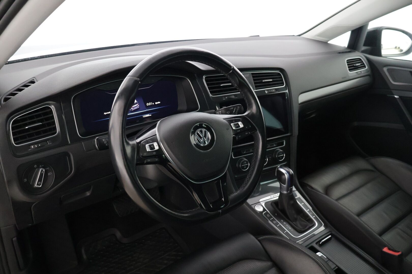 Volkswagen Golf 2019 e-Golf 100 kW (136 hv) automaatti * ACC / BLIS / Nahkapenkit! / Digimittaristo / Kessy / Lane Assist / Ledit / P.kamera* - * Nahkapenkeillä varusteltu asiallinen e-Golf kovilla varusteilla ! * - Osta nyt, maksa vasta ensi vuonna