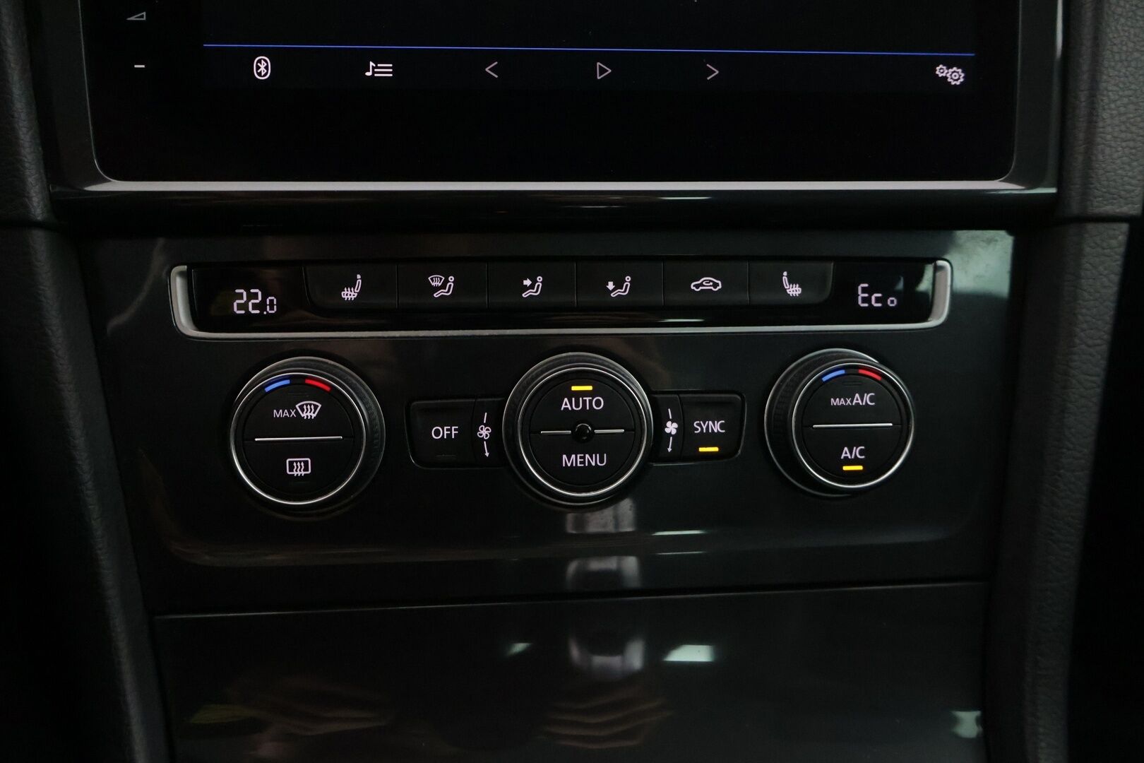 Volkswagen Golf 2019 e-Golf 100 kW (136 hv) automaatti * ACC / BLIS / Nahkapenkit! / Digimittaristo / Kessy / Lane Assist / Ledit / P.kamera* - * Nahkapenkeillä varusteltu asiallinen e-Golf kovilla varusteilla ! * - Osta nyt, maksa vasta ensi vuonna